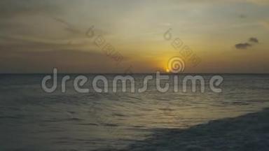 阿鲁巴绚丽多彩的日落景色。 美丽的自然景观。 亚特兰大的洛基海岸，
